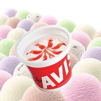 Werbe-Eis im Becher mit Erdbeer-Topping