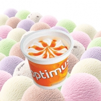 Werbe-Eis im Becher mit Mandarine-Topping