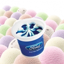 Werbe-Eis im Becher mit Heidelbeer-Topping