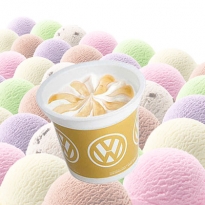 Werbe-Eis im Becher mit Honig-Topping