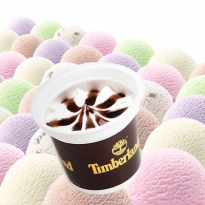 Werbe-Eis im Becher mit Mokka-Topping