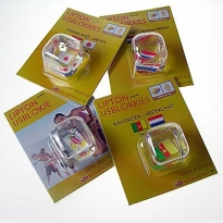 Logo-Eiswuerfel in Blister-Verpackung mit bedrucktem Karton.