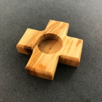 Kerzenhalter aus Olivenholz, Kreuz