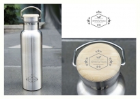 GYM'n'tea Vintage-Classic-Trinkflasche mit Bambus-Doming auf dem Deckel.